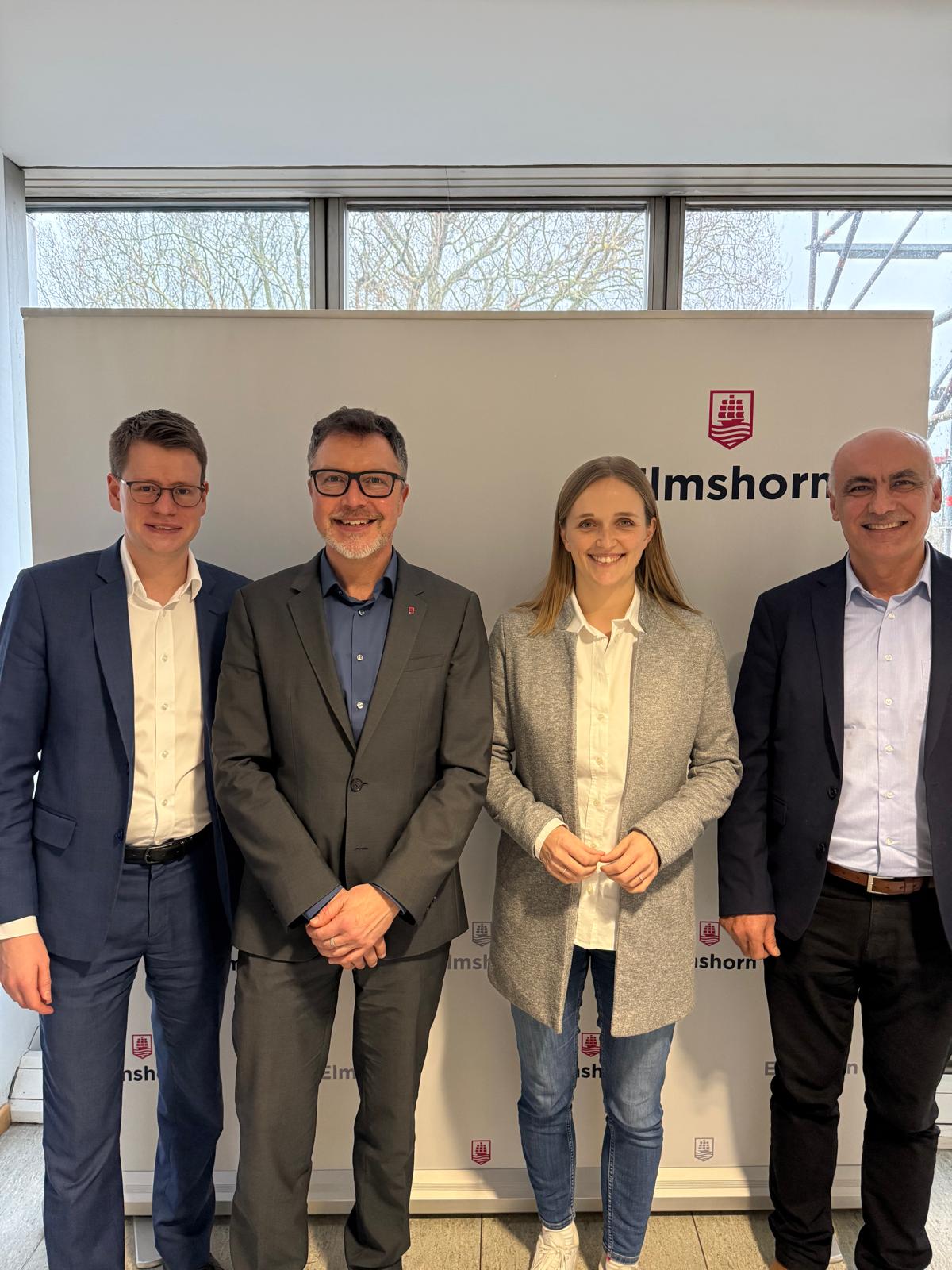 Das CDU-Trio bestehend aus Daniel K�lbl MdB (links), Birte
Gli�mann und Kole Gjoka (rechts) informiert sich bei Erik
Sachse (zweiter von links) �ber sozialen Wohnungsraum, die
Bahnanbindung und den Stadtumbau.